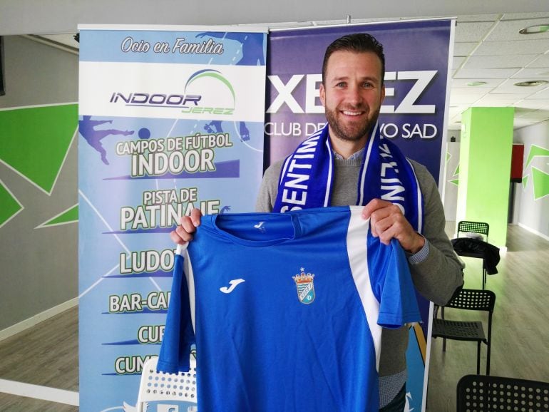 Antonio Romero, posando con la camiseta del Xerez C.D en el momento de su presentación como nuevo jugador azulino