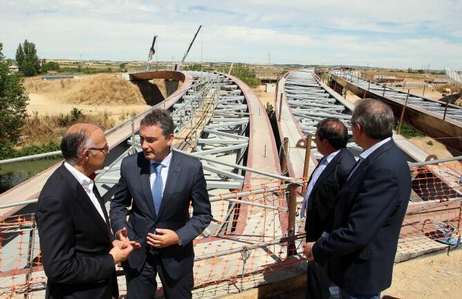 El delegado del Gobierno, Ramiro Ruiz Medrano, acompaña al director general de Carreteras, Jorge Urrechu, en el último viaducto de conexión de la VA-30 con la A-62, en Cabezón de Pisuerga
