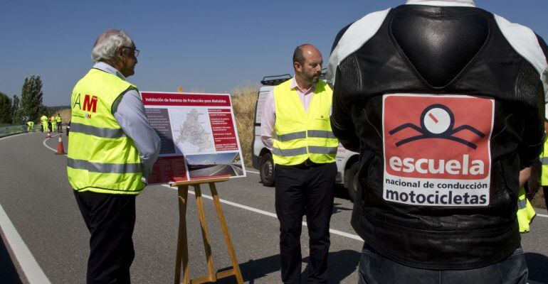 El consejero de Transporte Pedro Rollán en la instalación de la primera barrera protectora para motoristas