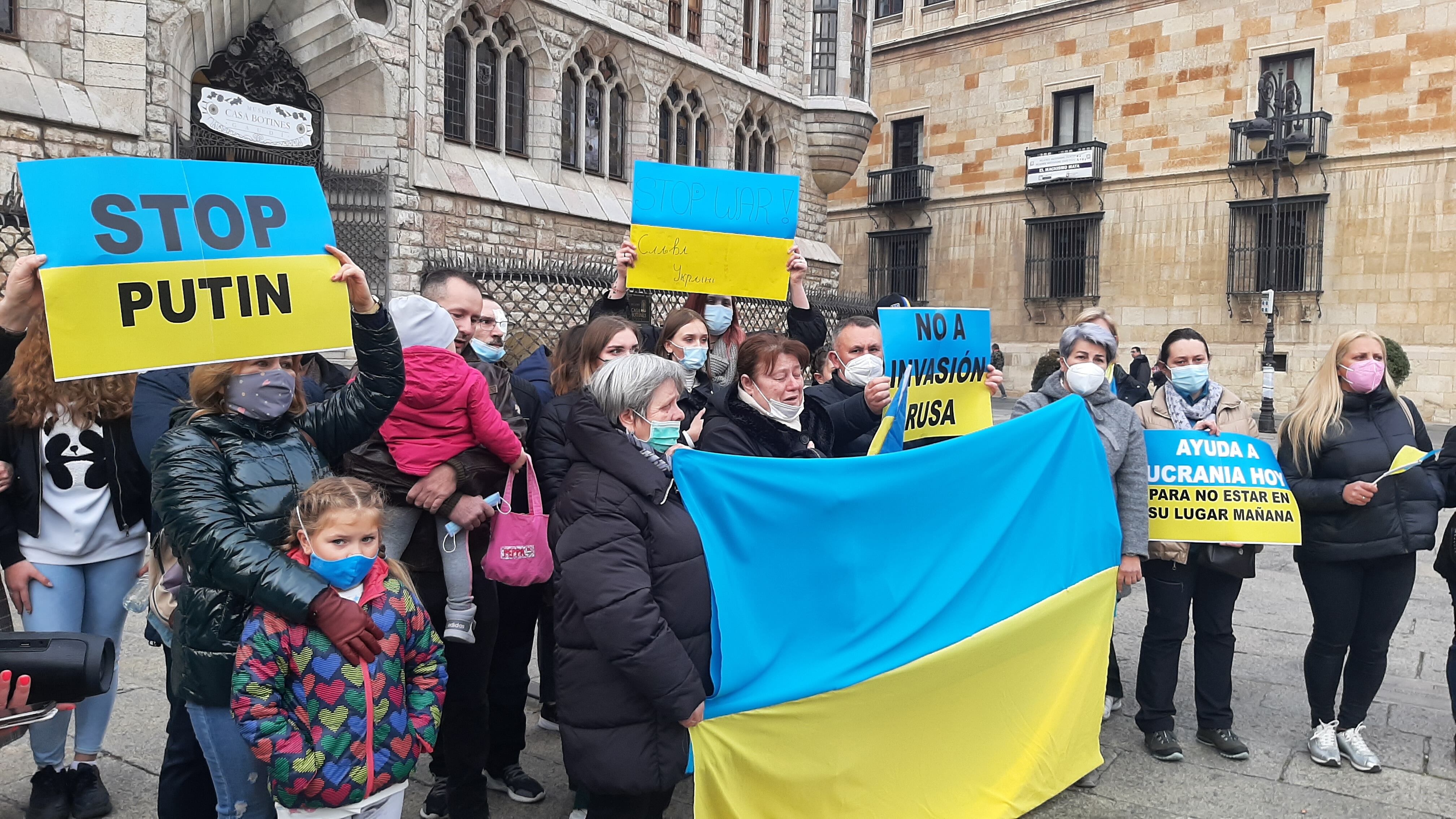 Una representación de ucranianos se concentran en torno al Museo Casa Botines de León
