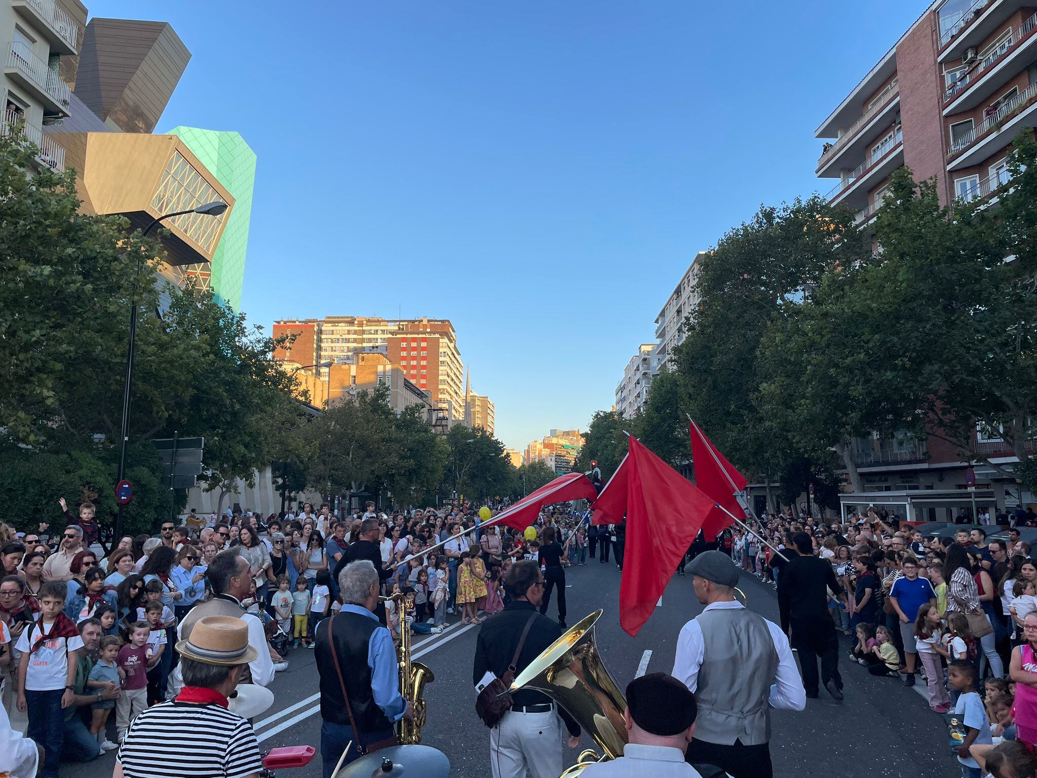 Tradicional espectáculo del giro de la bandera de los Bomberos de Zaragoza.