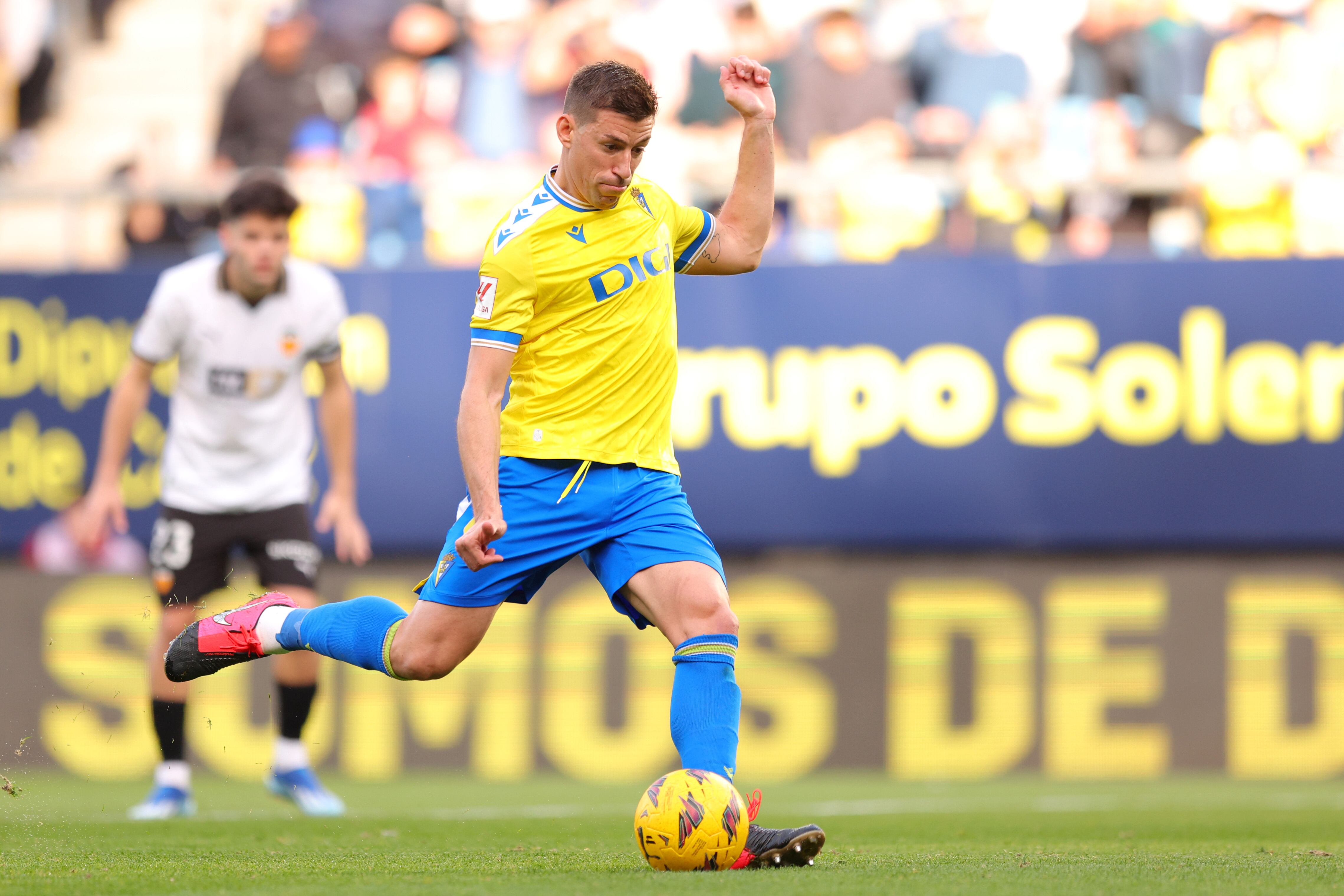 Rubén Alcaraz anota el empate desde los once metros en el encuentro de LaLiga EA Sports entre el Cádiz CF y el Valencia CF en el Estadio Nuevo Mirandilla. (Photo by Fran Santiago/Getty Images)