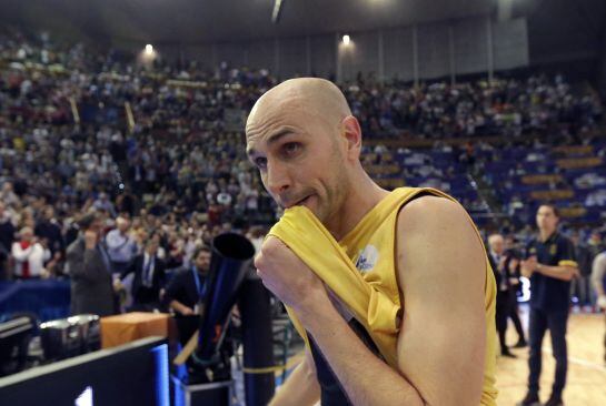 GRA580. A CORUÑA, 21/02/2016.- El base del Herbalife Gran Canaria Albert Oliver, tras perder por 85-81 ante el Real Madrid en la final de la Copa del Rey de baloncesto que han disputado hoy en el Coliseum de A Coruña. EFE/Lavandeira jr