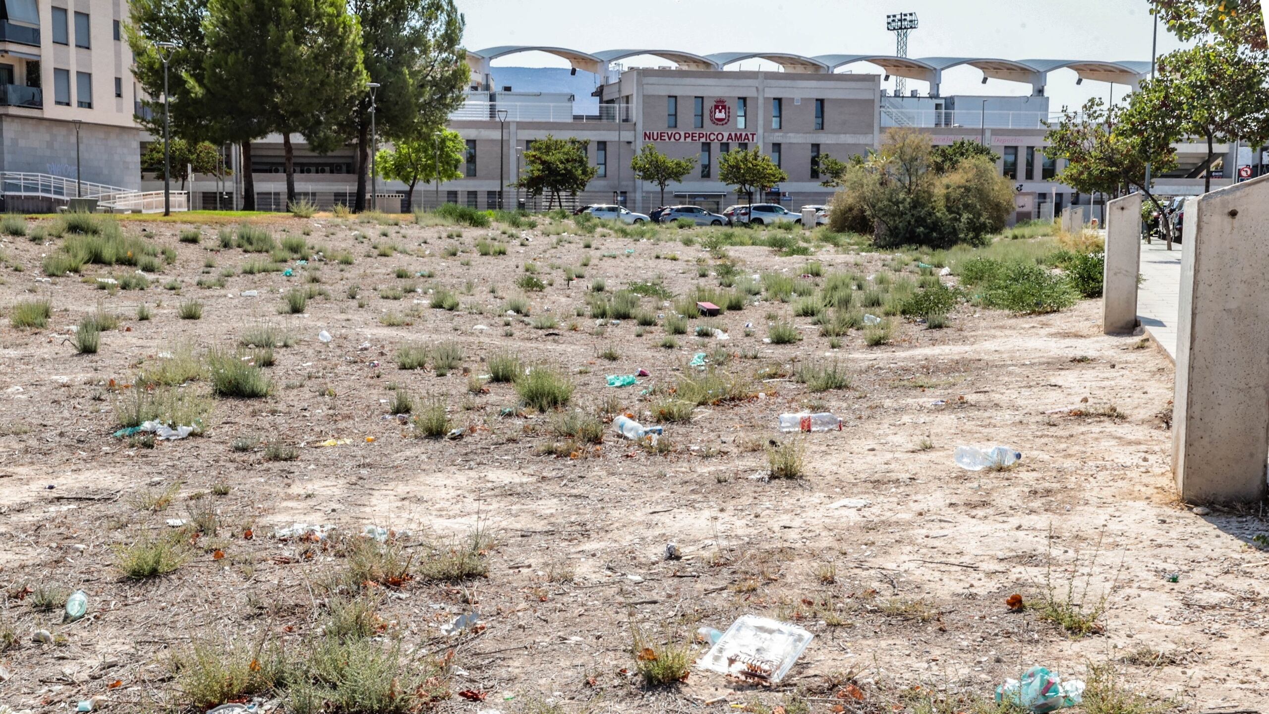 Los alrededores del estadio Nuevo Pepico Amat de Elda presentan un estado descuidado