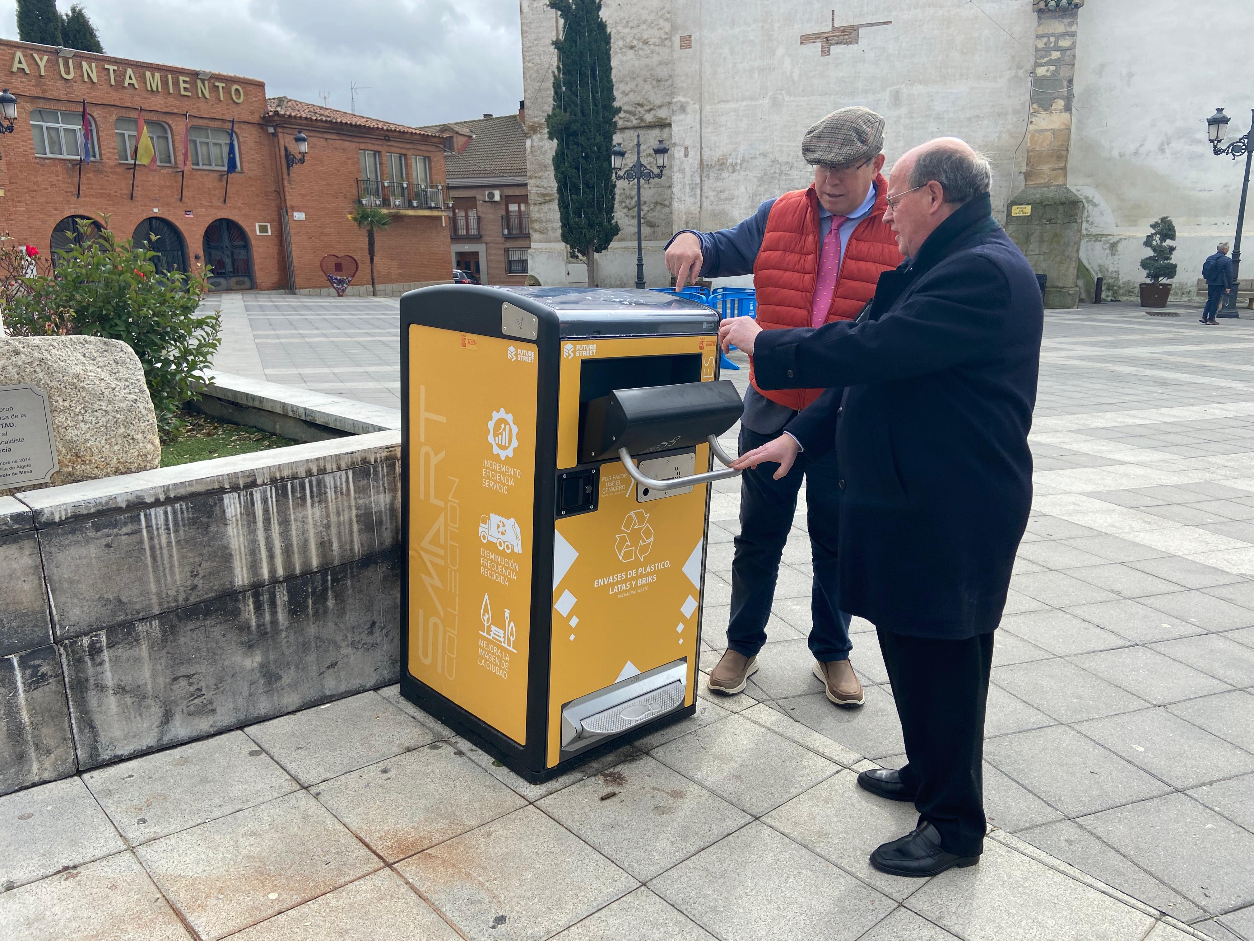 El alcalde de Algete, Fernando Romo, probando las nuevas papeleras inteligentes instaladas en el municipio