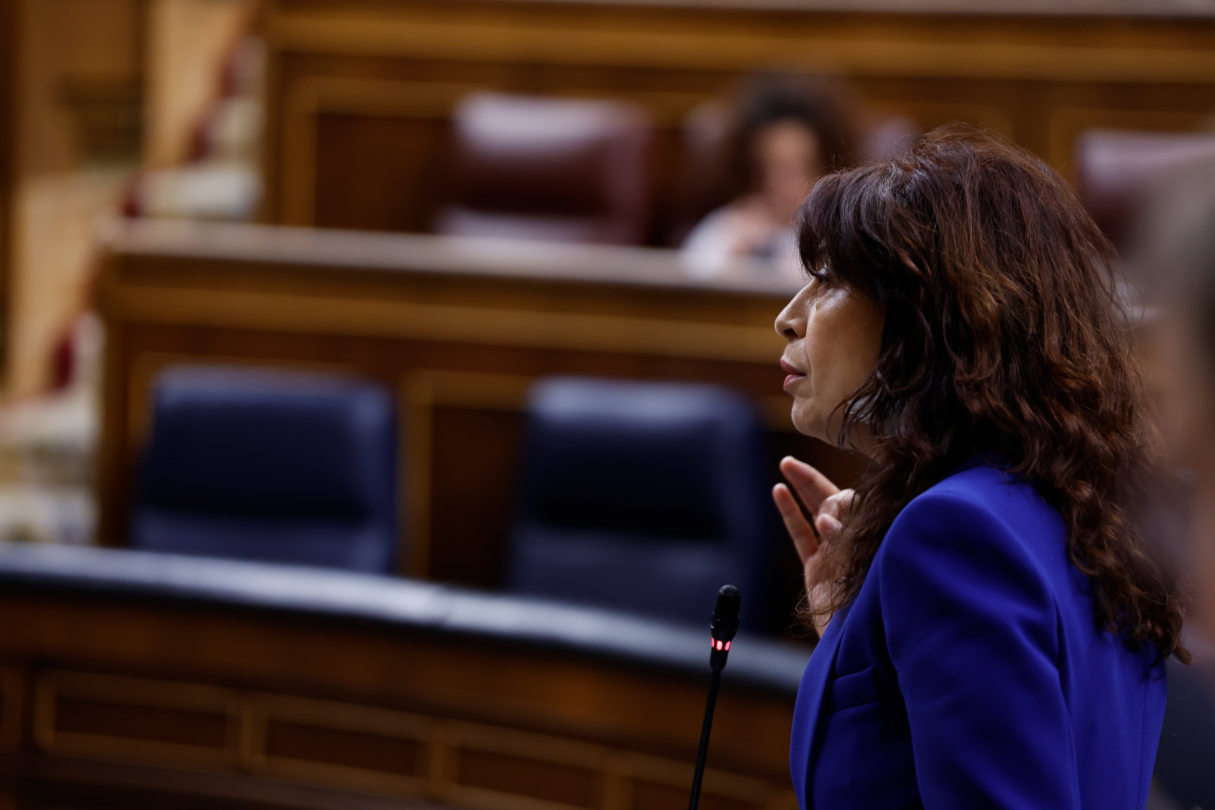 La ministra de Igualdad, Ana Redondo durante una sesión de control al Gobierno celebrada en el Congreso. EFE/Javier Lizón