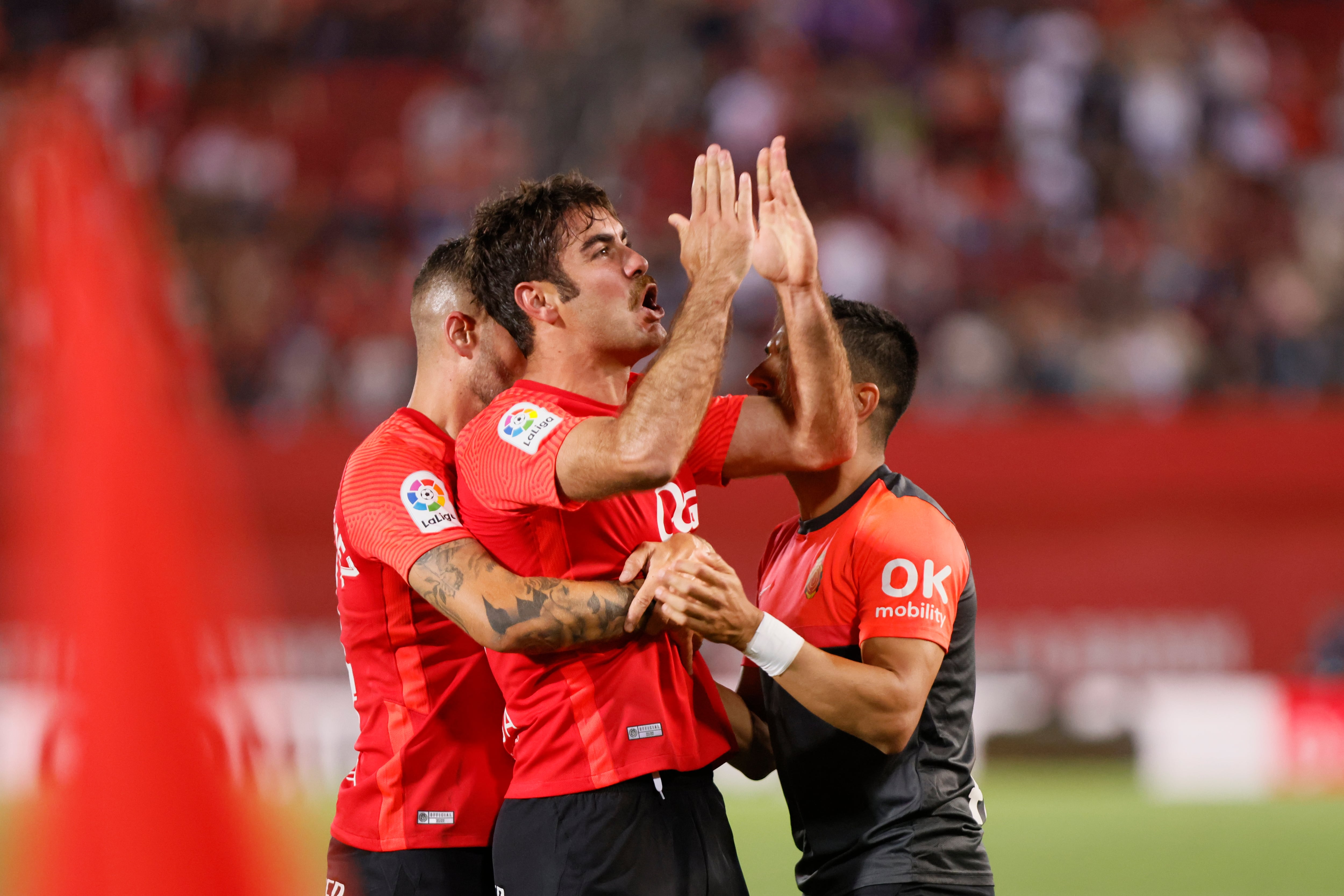 PALMA DE MALLORCA (ISLAS BALEARES) ,15/05/2022. El delantero del Mallorca Abdón muestra su alegría tras conseguir el gol de la victoria ante el Rayo Vallecano al final del encuentro correspondiente a la jornada 37 de primera división que disputan este domingo en el estadio de Son Moix, en la capital balear. EFE/CATI CLADERA.
