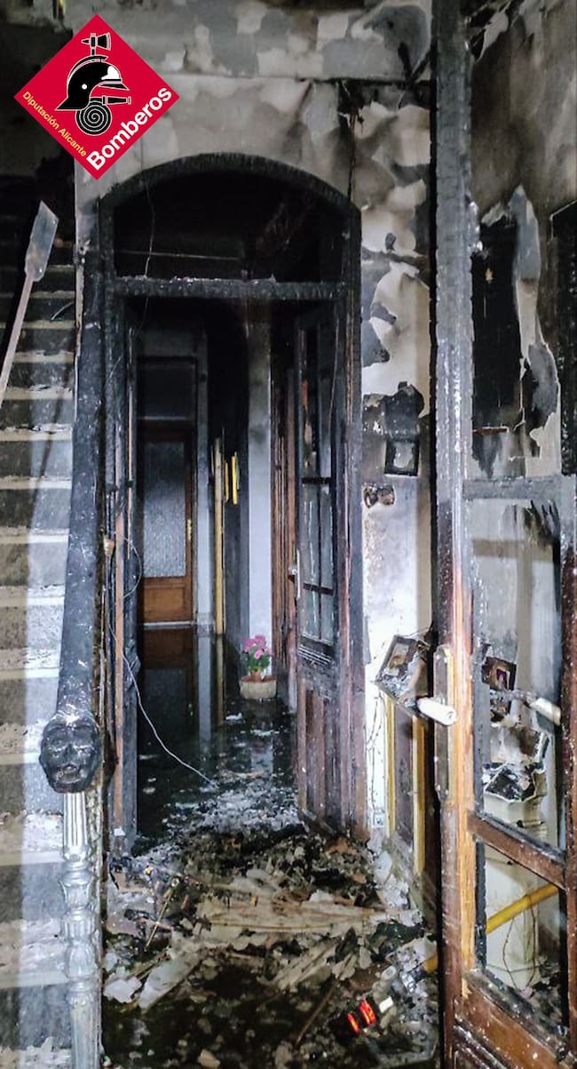 Las llamas y el humo salían tanto por la puerta y por las ventanas, y con dos personas atrapadas por el fuego dentro de la vivienda.