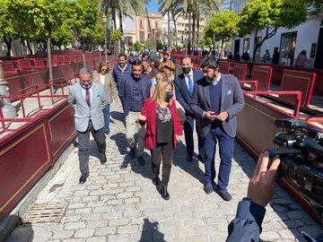 La alcaldesa y el presidente de la Unión de Hermandades supervisando el montaje de la Carrera Oficial