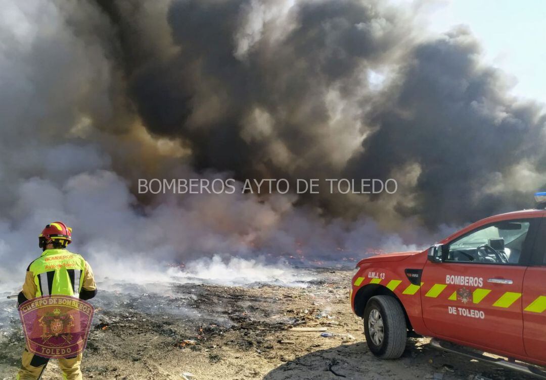 El fuego ha provocado una intensa humareda