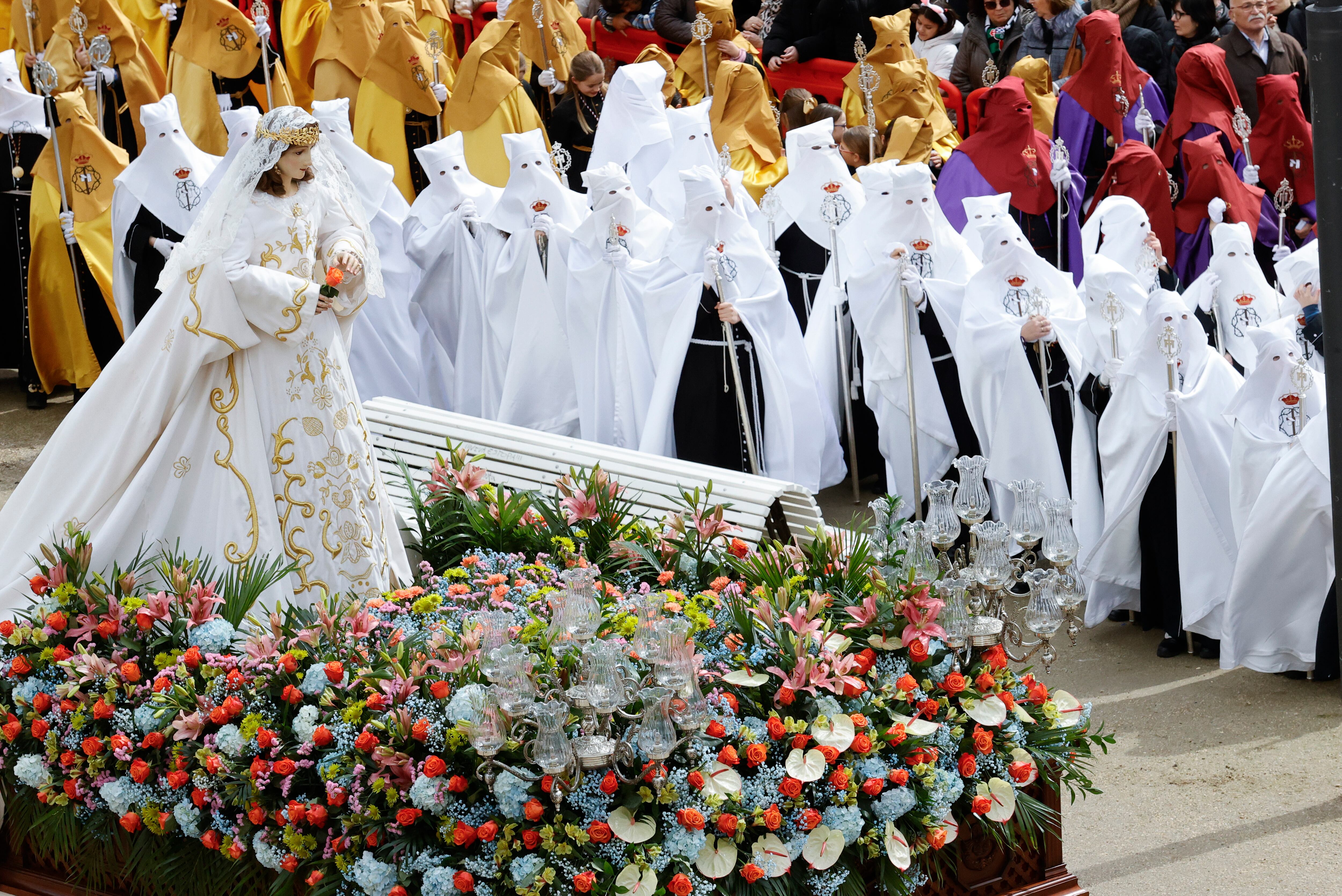 FERROL, 31/03/2024.- Las cofradías de la Soledad, la Merced y las Angustias cierran la Semana Santa de Ferrol con la procesión de la Resurrección, que parte por primera vez desde la plaza de Armas, donde tras el encuentro los cofrades se sacan el capuz en señal de alegría. EFE/ Kiko Delgado.