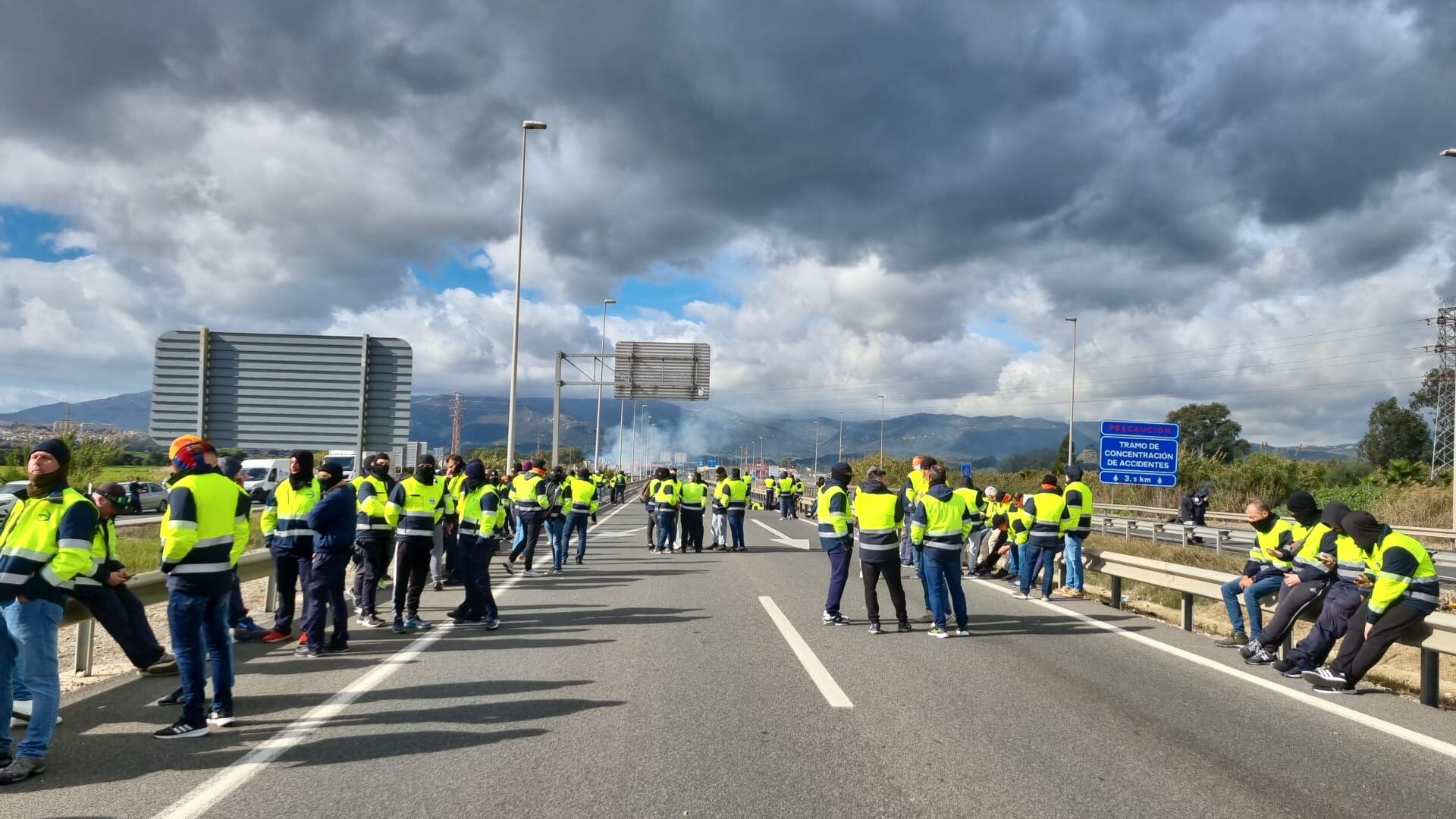 trabajadores de Acerinox cortando la A-7 el jueves 7 de marzo.