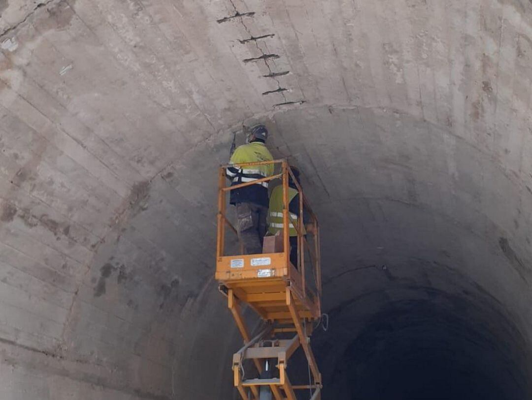 Dos operarios trabajando en el interior del túnel del Mas de Pinar.