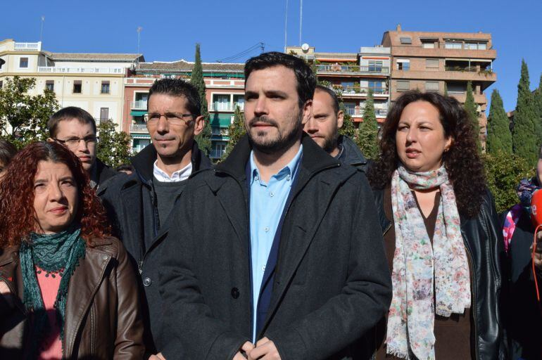 El candidato de Unidad Popular a la Presidencia del Gobierno, Alberto Garzón, junto a varios de los candidatos al Congreso por Granada.