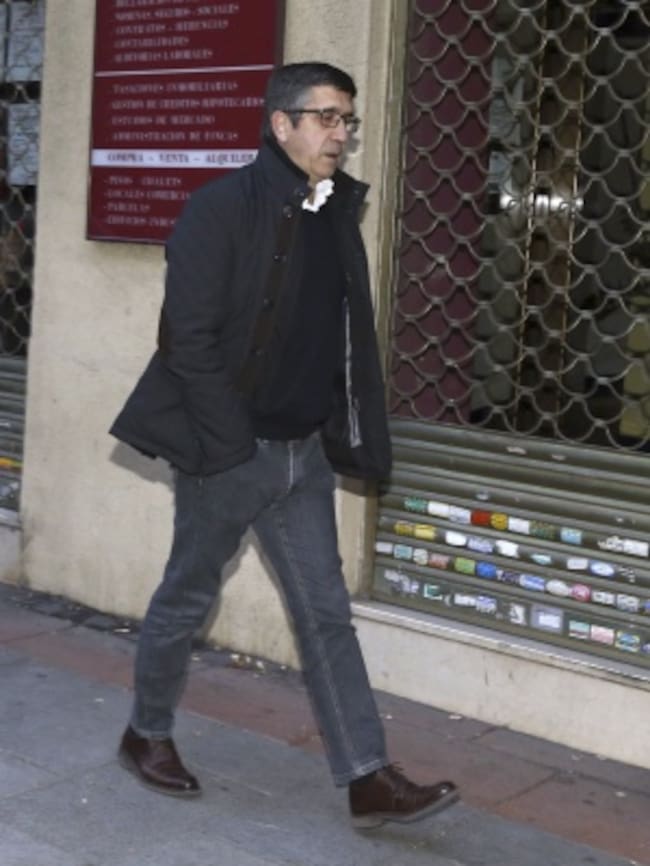 GRA097. MADRID, 27/12/2015.- El secretario de Acción Política del PSOE, Patxi López, a su llegada a la sede de su partido en Madrid, donde el secretario general del PSOE, Pedro Sánchez, se reúne con sus barones territoriales para intentar llegar a un acue