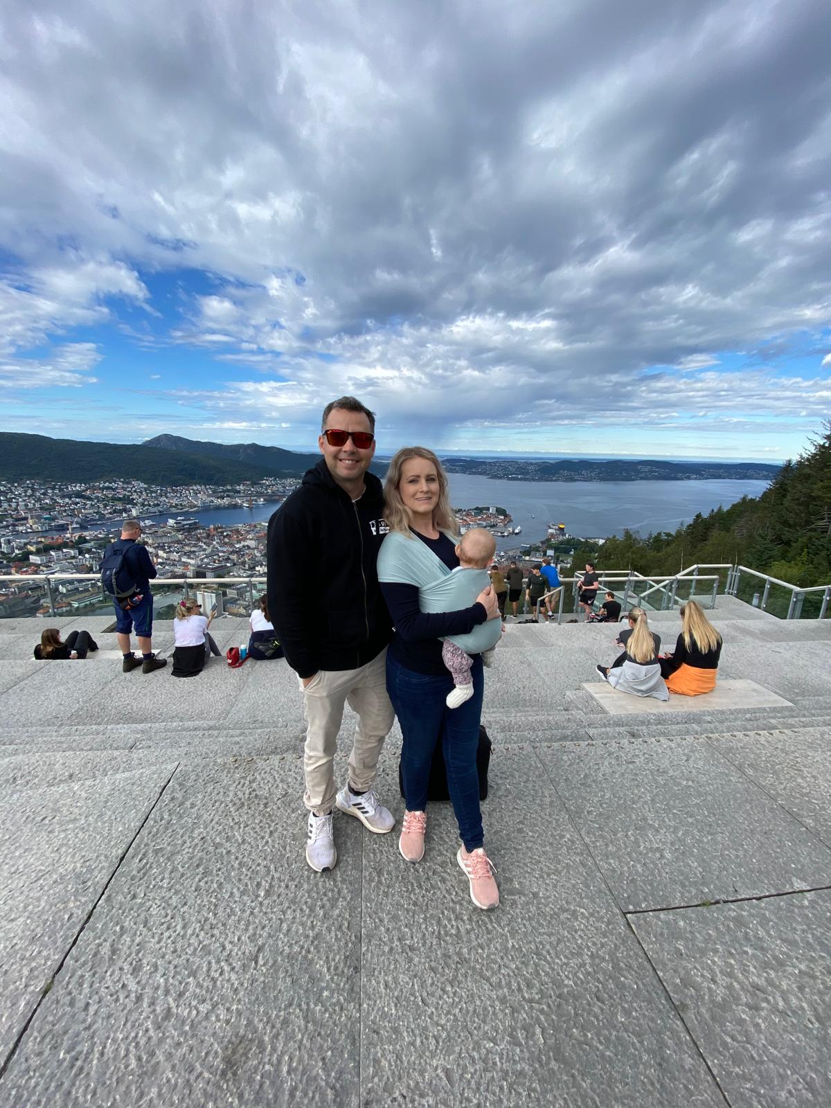 Álvaro con su esposa y su hija mayor cuando vivían en Noruega