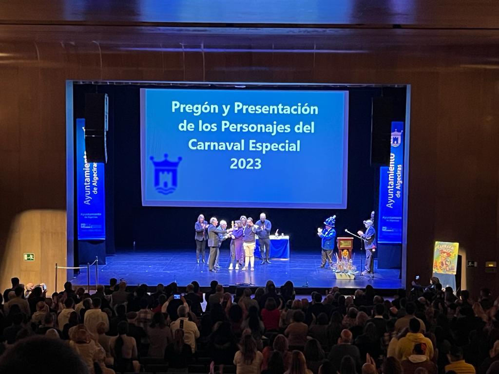 Momento de entrega de la distinción a título póstumo a Diego Valencia. Recogen el mismo los familiares.