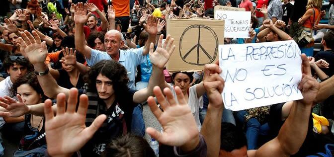 Varios centenares de personas, unas 7.000 según los organizadores, han protagonizado este masivo acto de protesta por la intervención policial de este jueves y los cinco detenidos por supuestos delitos de atentado