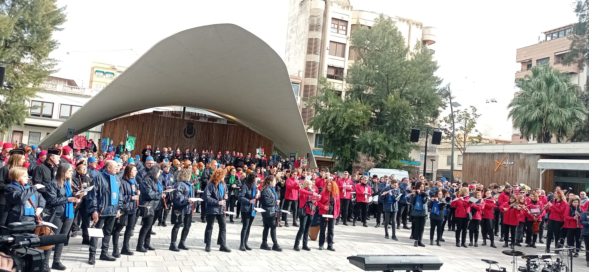 Todas las collas interpretando las distintas piezas musicales en el Desfile de Collas 2023 en la Plaza Castelar