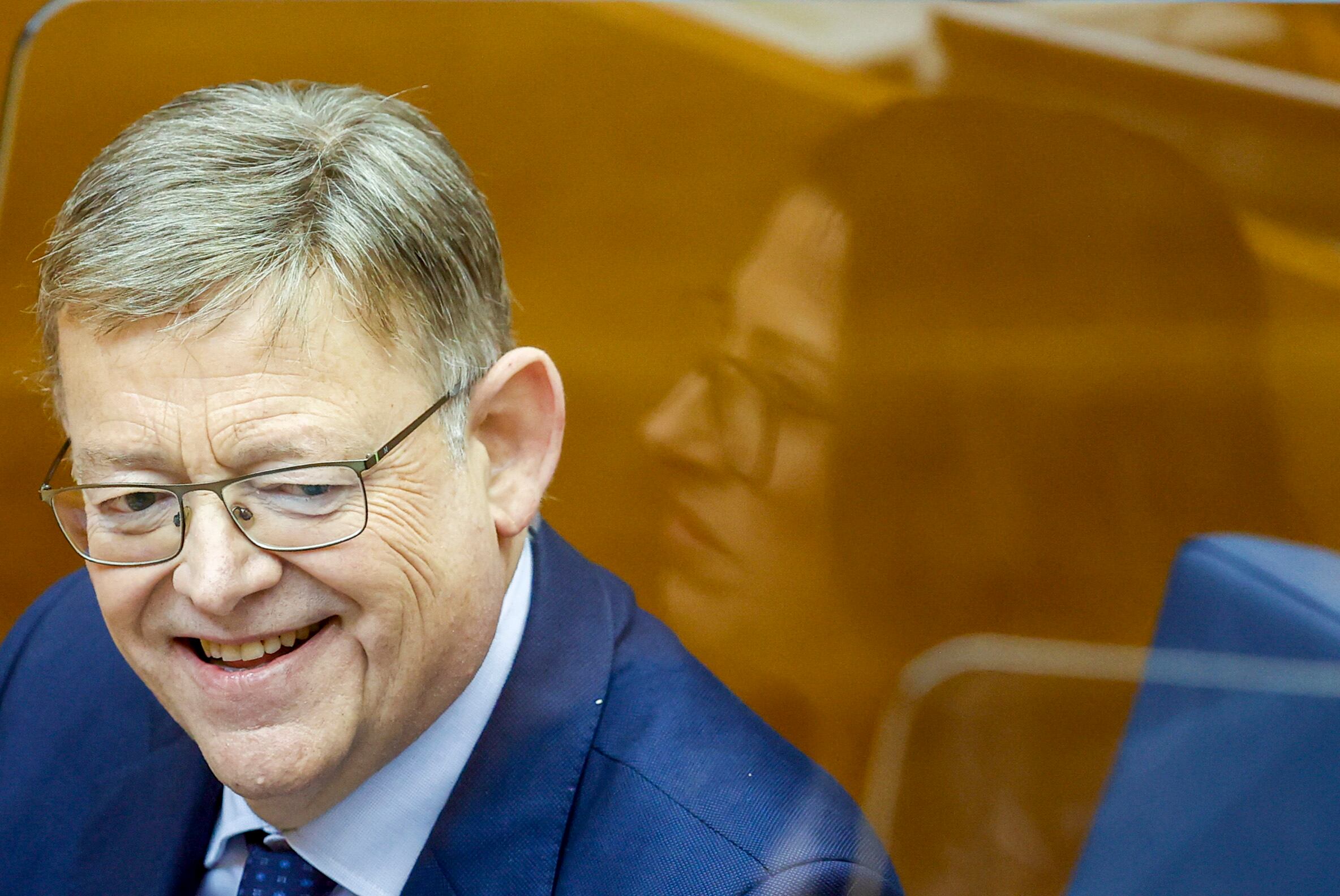 -FOTODELDIA- GRAFCVA9209 VALENCIA, 27/10/2022.- El reflejo de la vicepresidenta y portavoz del Consell, Aitana Mas, se superpone a la imagen del president de la Generalitat, Ximo Puig, en la primera sesión de control parlamentario tras la destitución de Mireia Mollà como consellera de Agricultura y Transición Ecológica y las posteriores dimisiones del subsecretario de Agricultura y la secretaria autonómica de Transición Ecológica. EFE/ Kai Forsterling