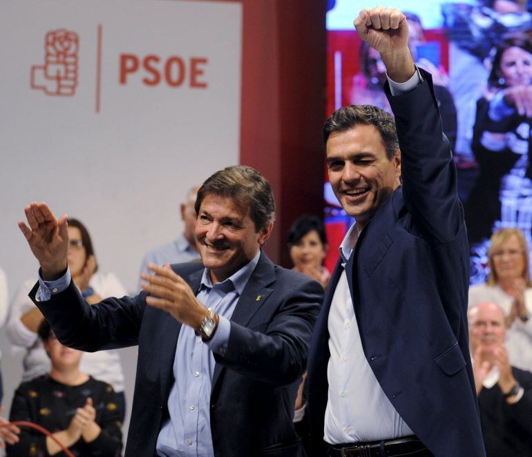 Pedro Sanchez acompañado de Javier Fernández 