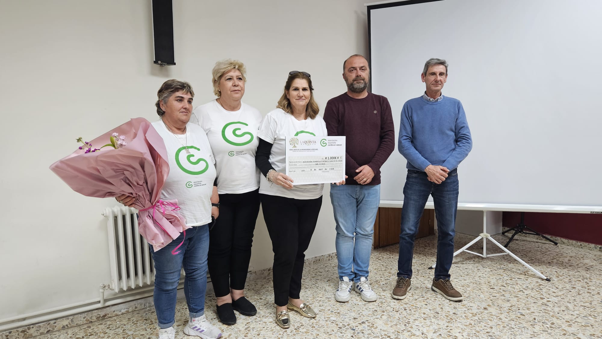 Representantes de AECC Jódar reciben el donativo de la Cooperativa Stmo. Cristo de la Misericordia de Jódar