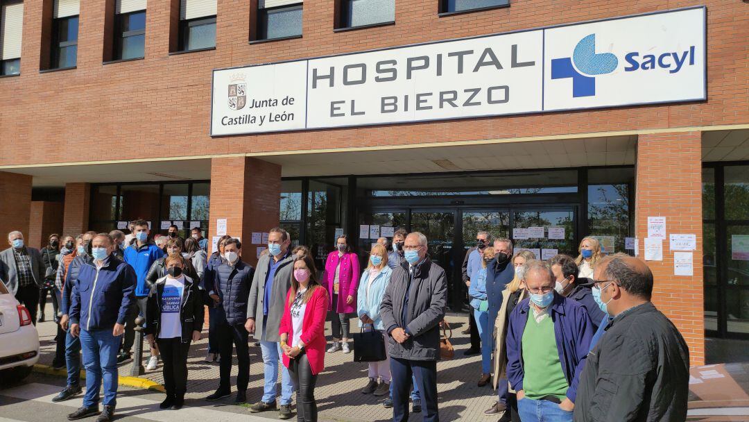 Cargos socialistas frente al Hospital del Bierzo