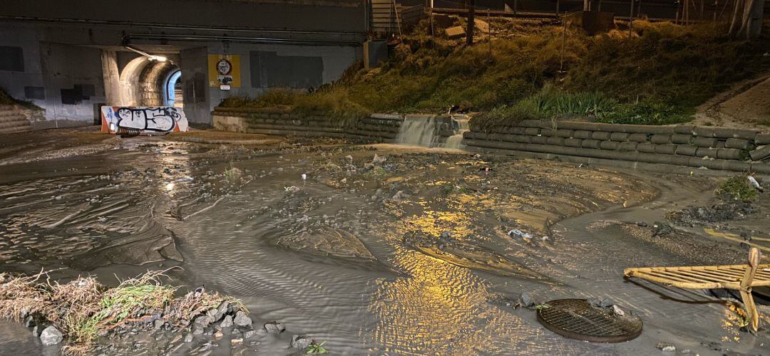 Los desagües de la A-4 llenan de agua y barro el camino de San Antón de Pinto y complican la circulación en la localidad