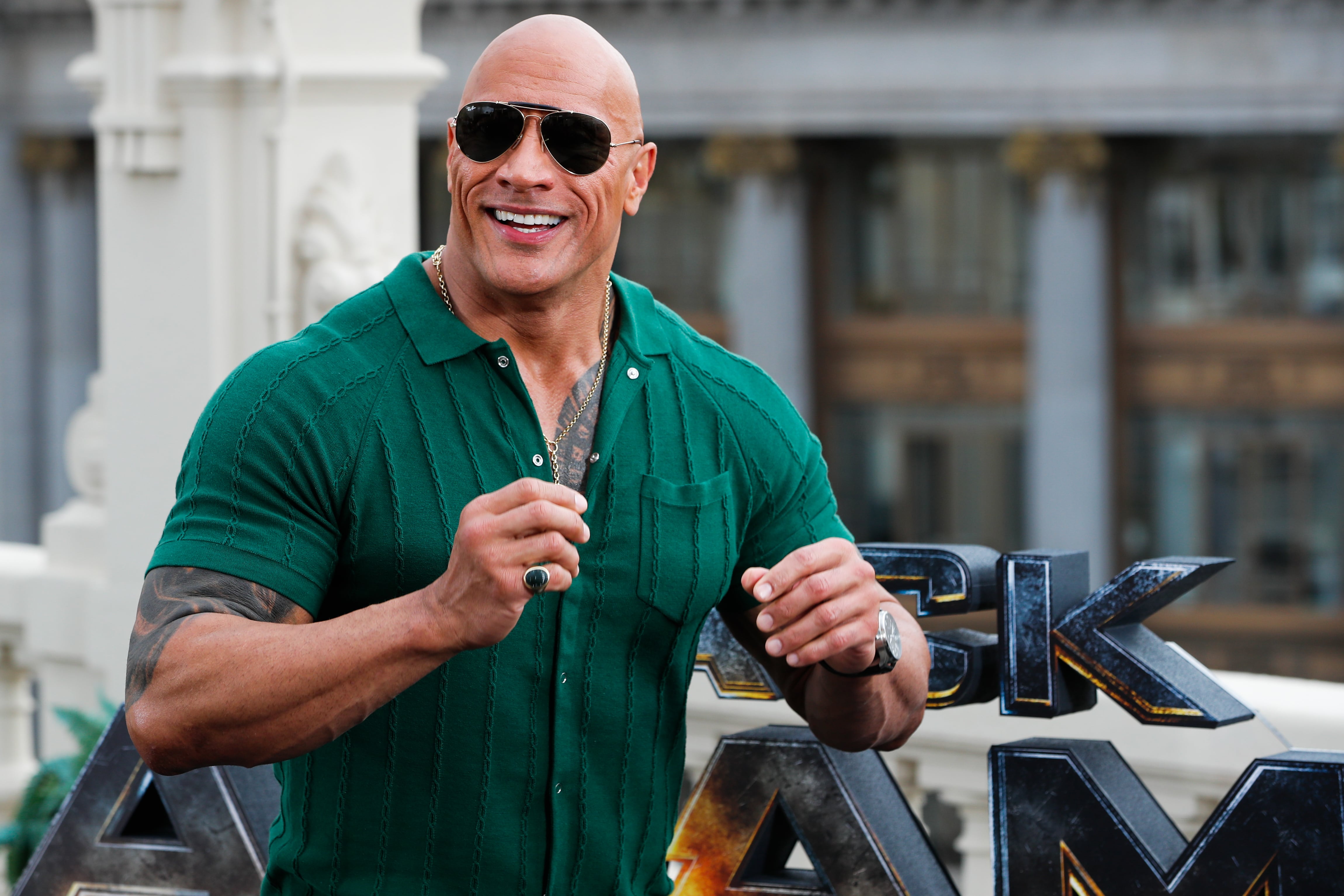 El actor estadounidense Dwayne Johnson posa para la prensa con motivo del estreno de su película Black Adam, este miércoles en Madrid