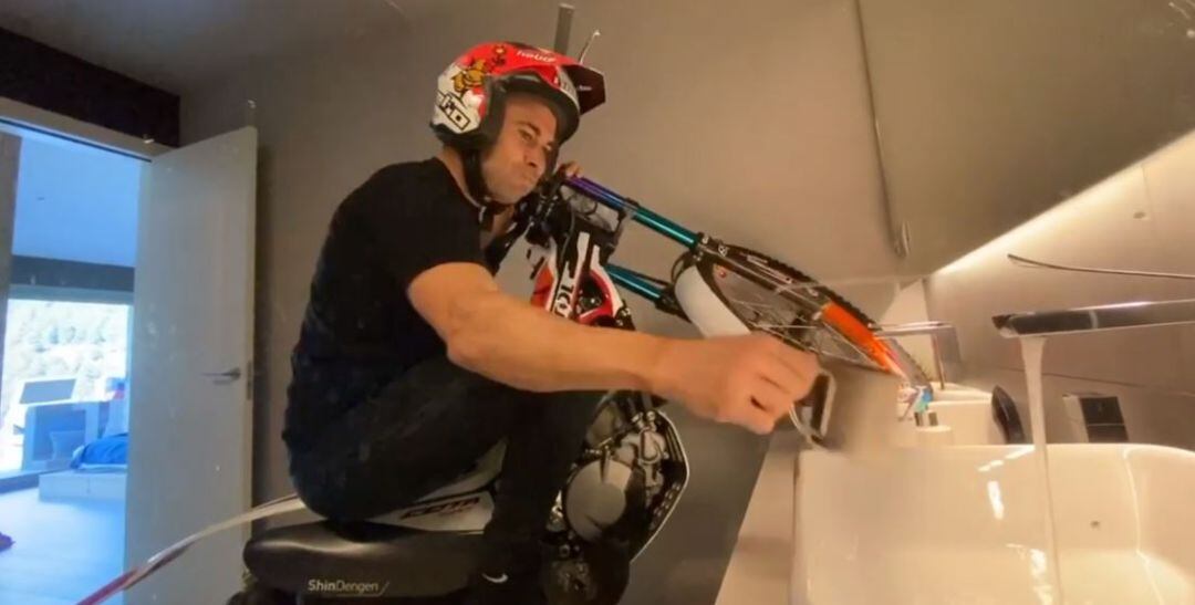 Toni Bou, entrenando en su casa.