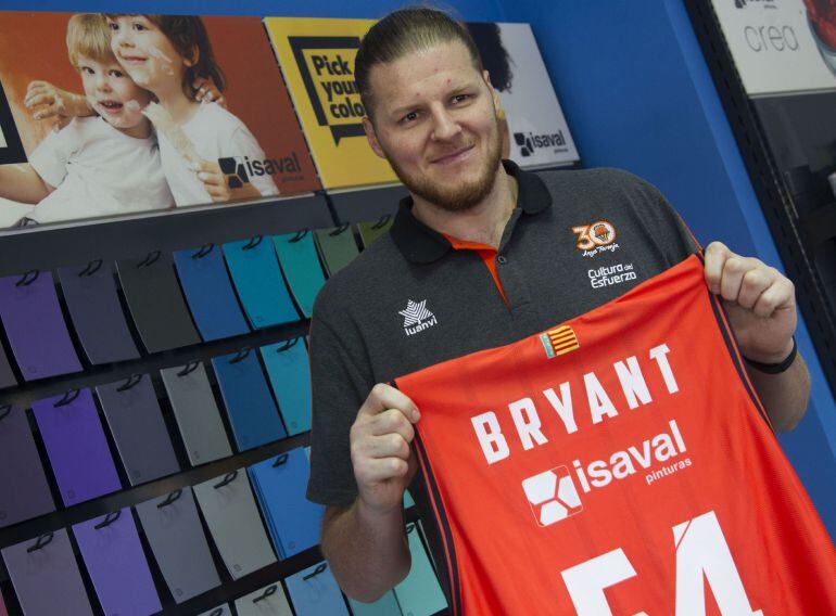 GRA161. VALENCIA (COMUNITAT VALENCIA)  El Valencia Basket ha presentado al pívot norteamericano John Bryant como nuevo jugador del club para la próxima temporada. EFE