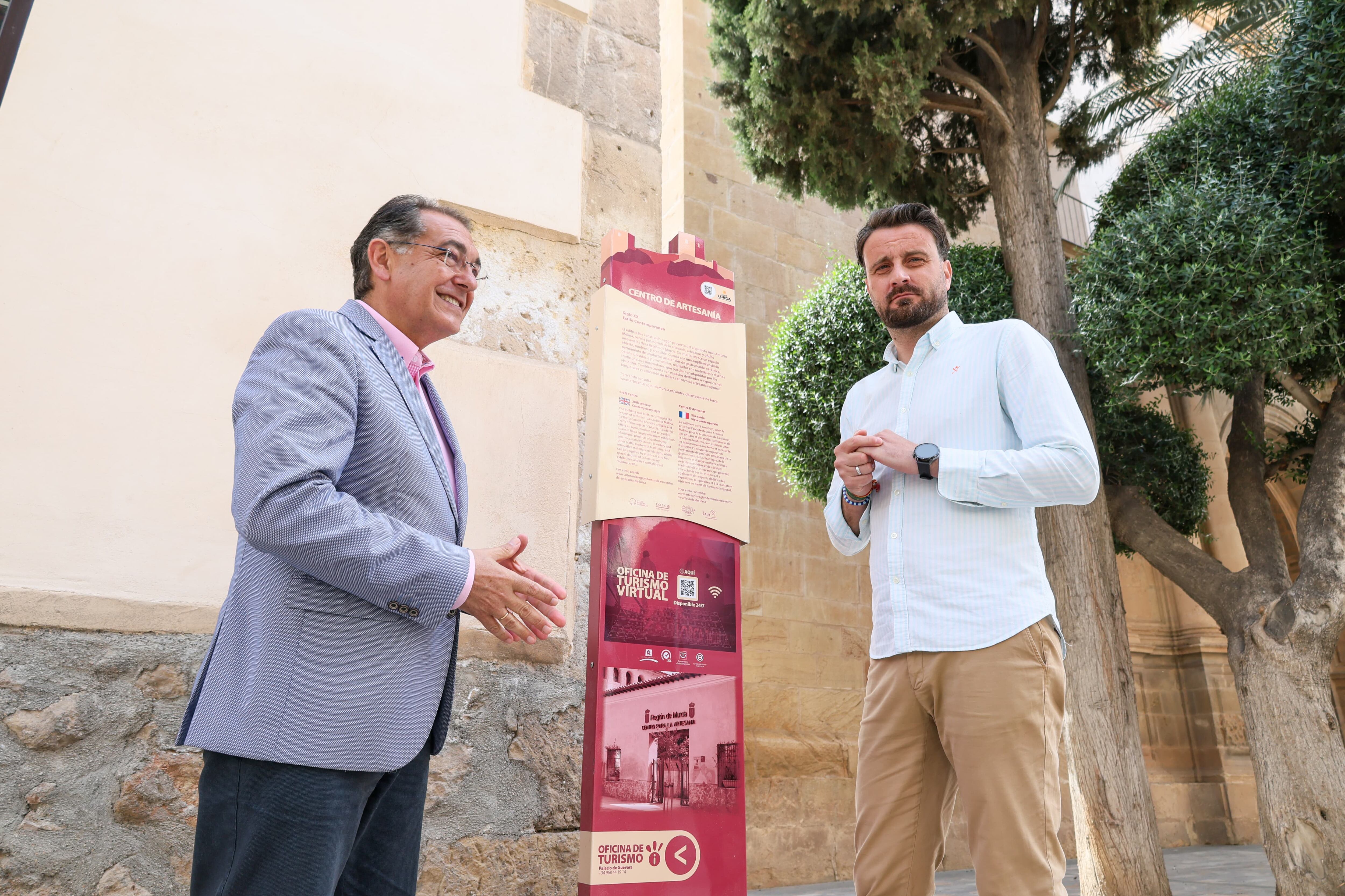 Santiago Parra, edil de Turismo y Antonio David Sánchez, edil de Transformación Digital junto a los paneles informativos