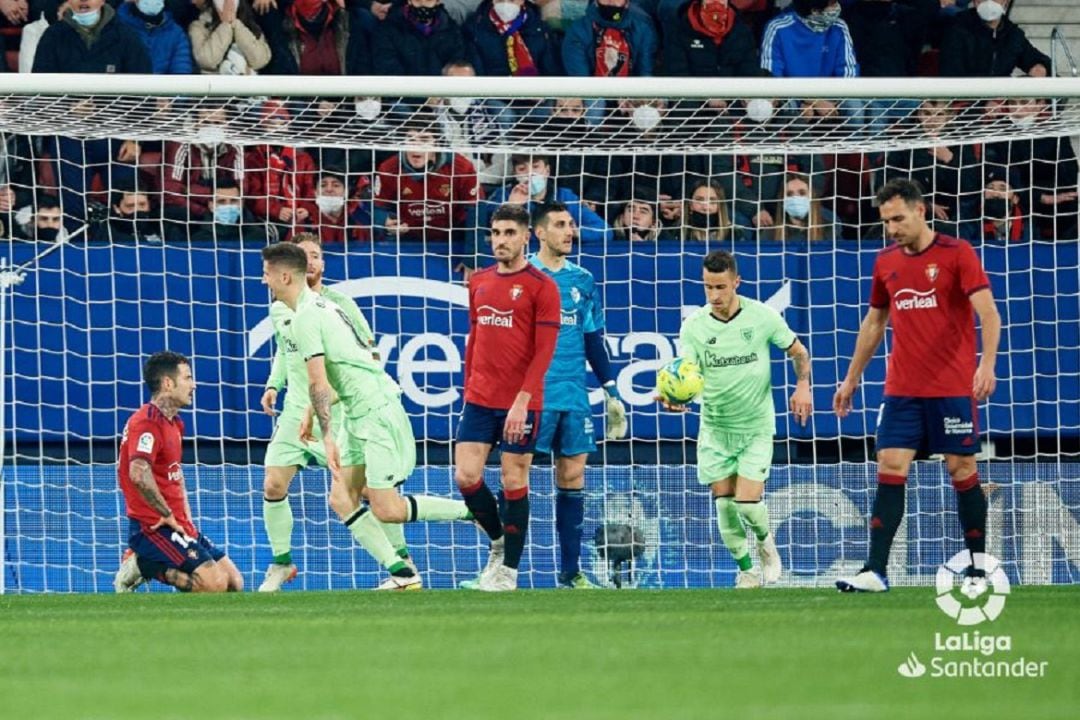 El delantero navarro Oihan Sancet celebra uno de sus tres goles en el Sadar  