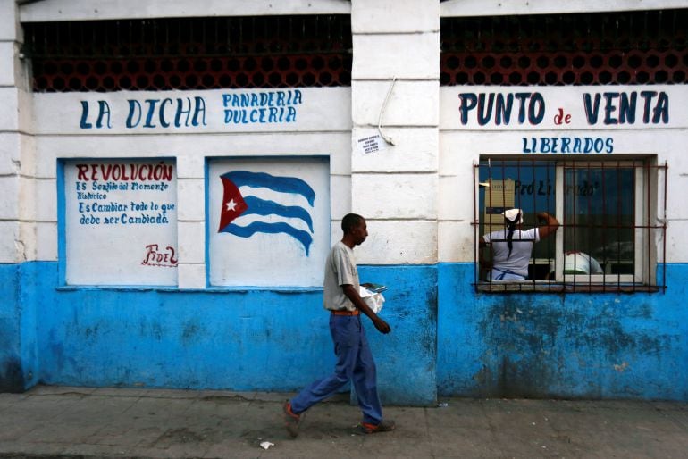 Un hombre camina frente a una panadería gestionada por el Estado en La Habana