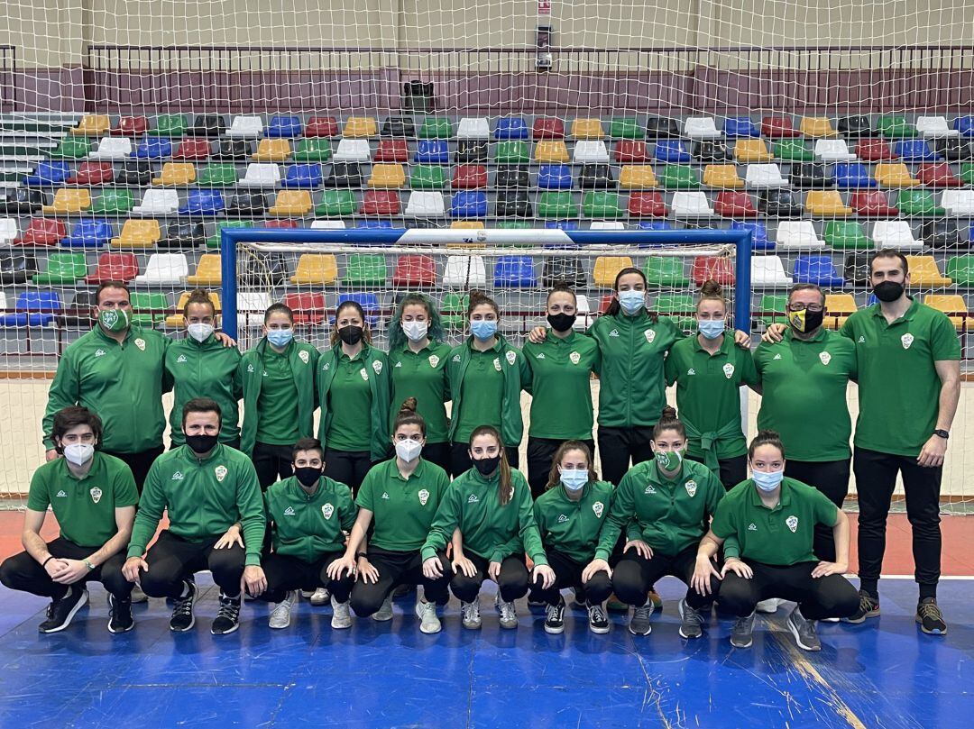 La plantilla del Joventut posa en la pista del Pabellón Esperanza Lag