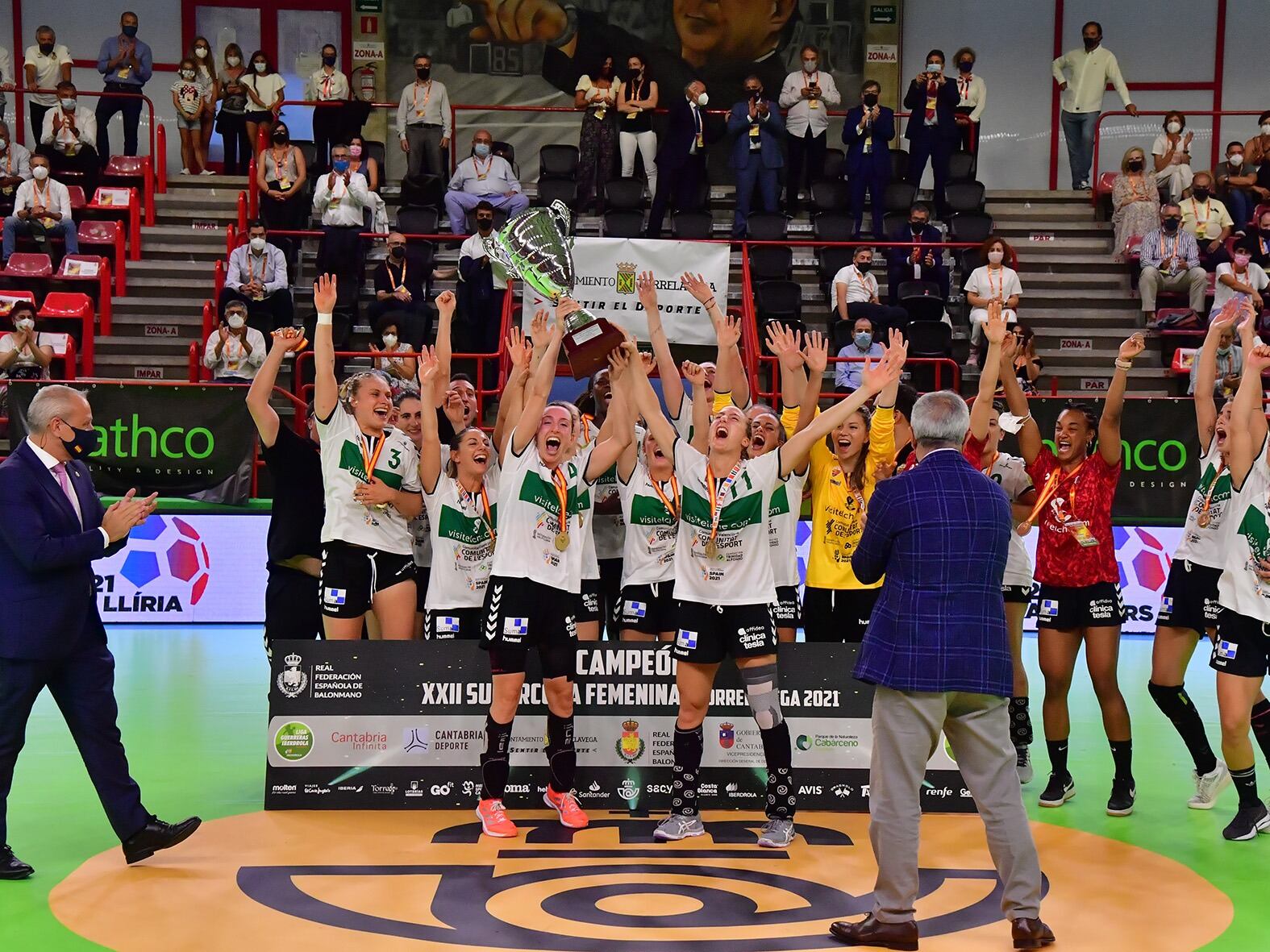 Las jugadoras del Elche levantan el título de la Supercopa de España