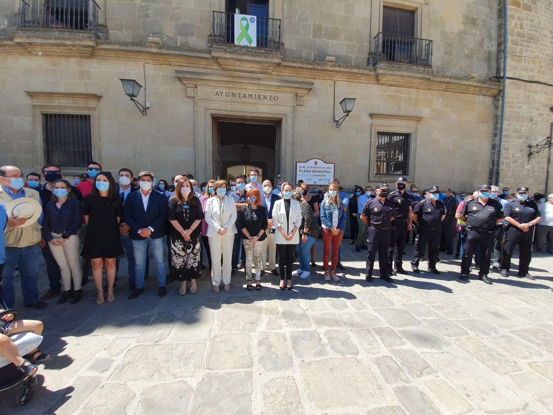 La corporación municipal junto a autoridades nacionales, autonómicas y provinciales guardan tres minutos de silencio por el triple asesinato machista