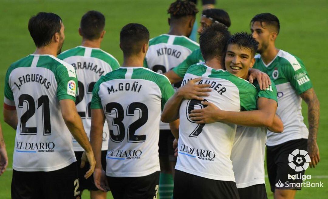 Los jugadores festejan el gol de Siverio al Rayo Vallecano, el último de la temporada