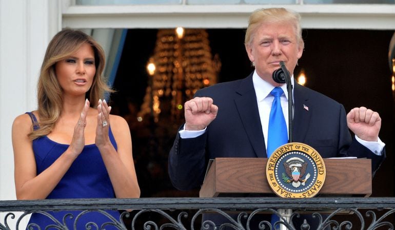 El Presidente de los Estados Unidos, Donald Trump, junto a la primera dama, Melania Trump, en un acto oficial.