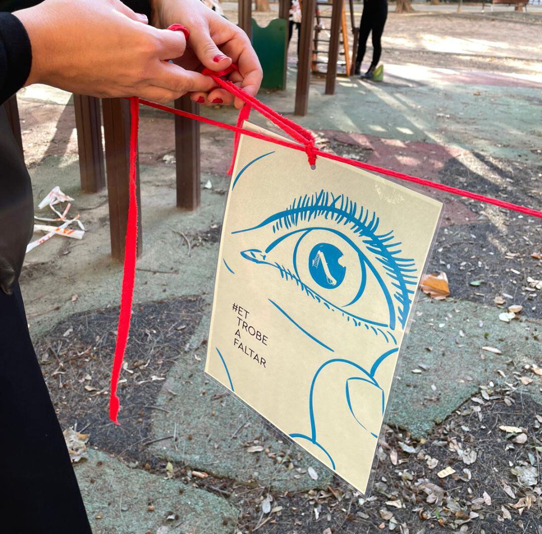 Cartel con el mensaje &quot;et trobe a faltar&quot; que Arquilecturas ha colocado en un parque de València. 