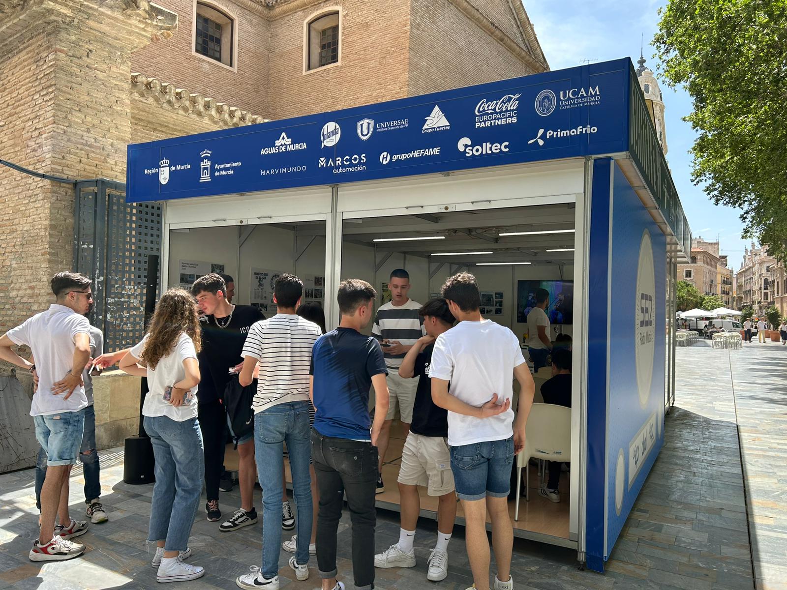 Los alumnos de 1º de Periodismo de la UMU, en uno de los descansos del programa Hoy por hoy Murcia