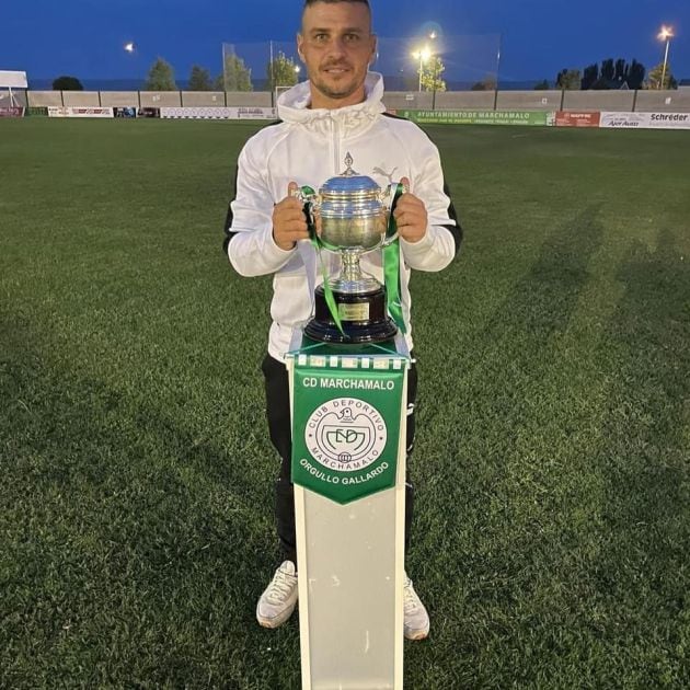 El entrenador del Marchamalo posa en La Solana con la Copa de Campeón de Liga de 3ª División