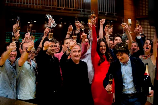 Los concursantes, el jurado y Ferran Adrià brindan por MasterChef y su ganador.