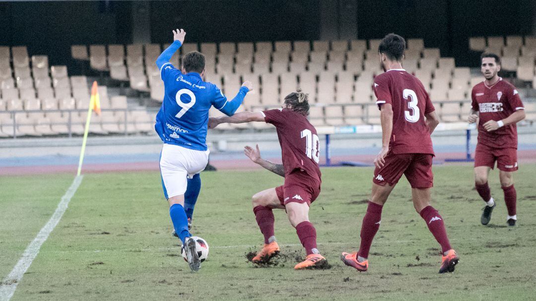 Adrián Gallardo en una acción del partido ante el Córdoba B en Chapín  