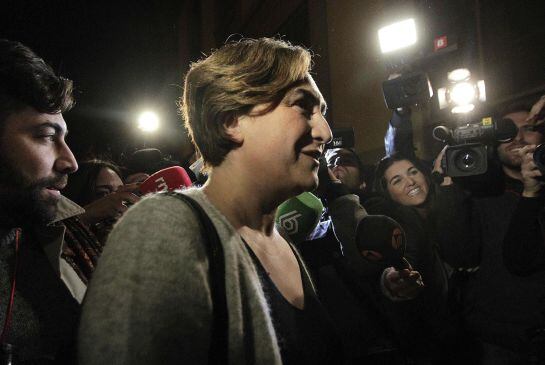 La alcaldesa de Barcelona, Ada Colau, a su llegada a la estación del Norte donde En Comú Podem está siguiendo la noche electoral.