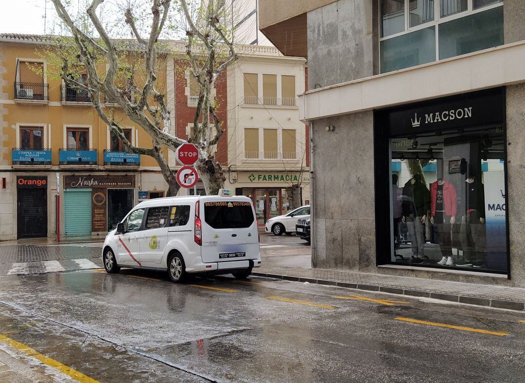 Taxi en la parada de la calle Cándida Carbonell, en Dénia.