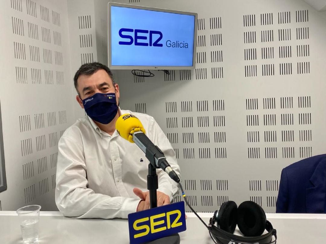 El conselleiro de Educación y Cultura, Román Rodríguez, en los estudios de radio Galicia - Cadena SER.
