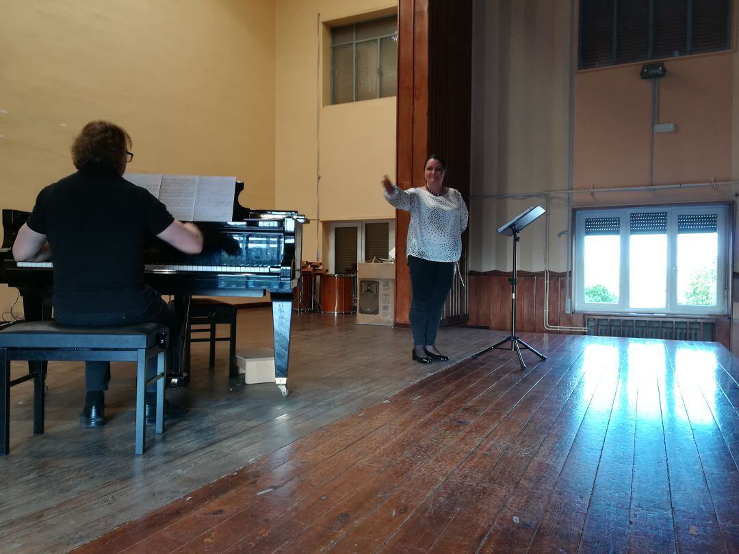 Imagen de una audición de canto celebrada en el salón de actos de la escuela