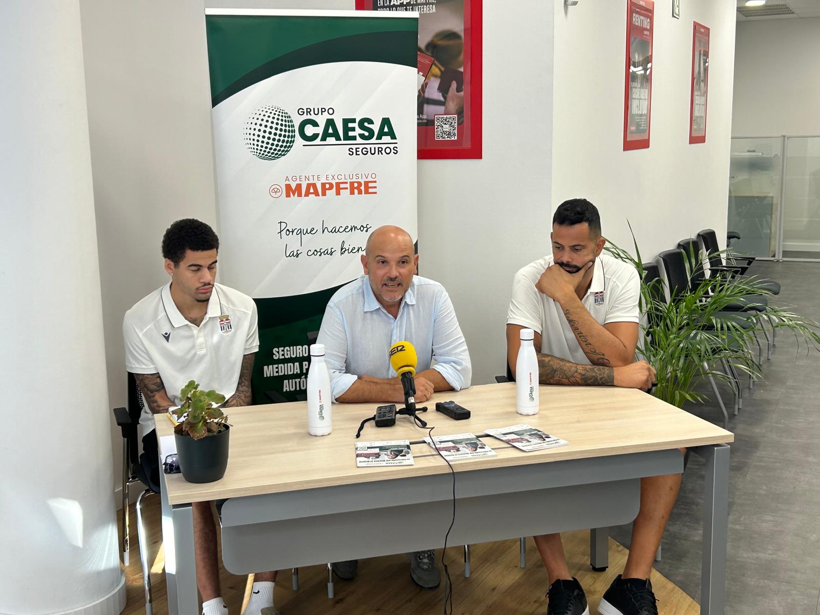 Pepe García presenta a Sebastian Thomas (izquierda9 y Vitro Faverani (derecha)