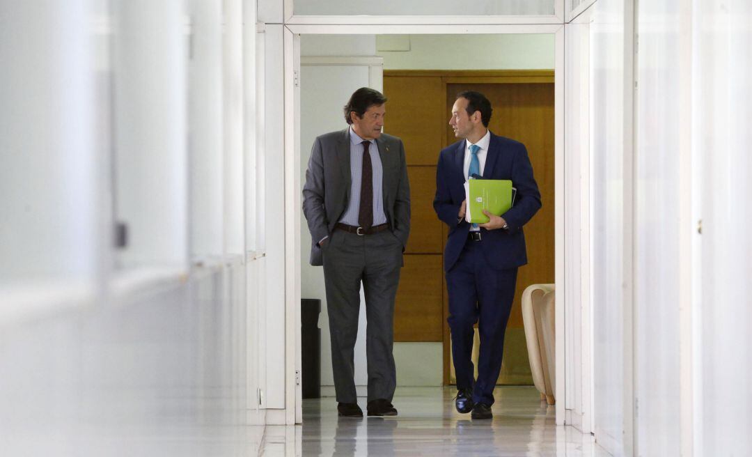 El presidente, Javier Fernández, departe con el consejero de Presidencia, Guillermo Martínez, de camino a la sala de consejos de la sede del gobierno regional. 